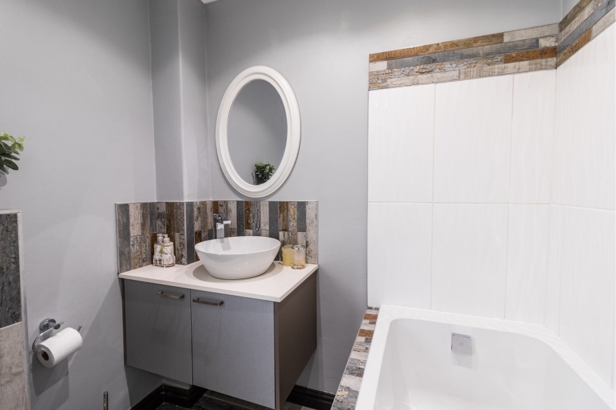 4 Bedroom Property for Sale in Calypso Beach Western Cape